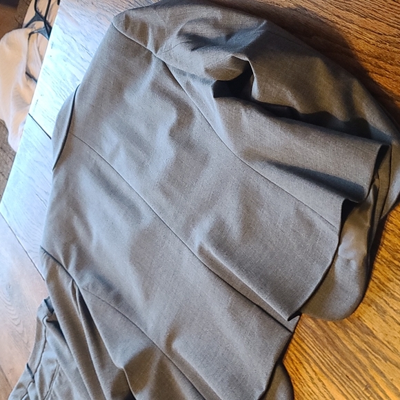 Gray business suit and 2 shirts - Picture 3 of 7